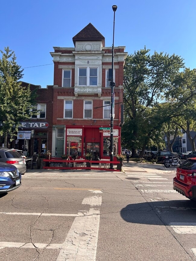 Building Photo - 2057 W Roscoe St