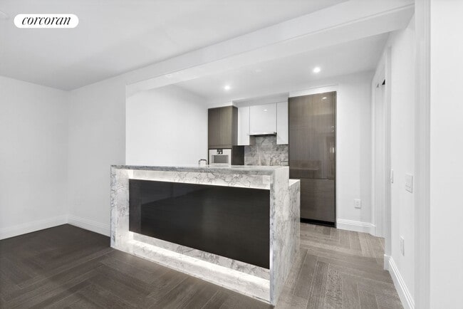 Building Photo - 301 Park Ave
