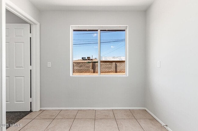 Building Photo - 1238 E Vine Ave