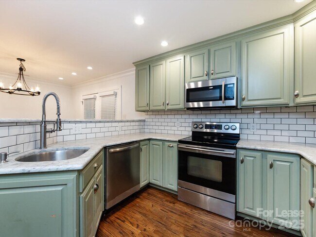 Foto del edificio - 3109 Forest Lawn Dr