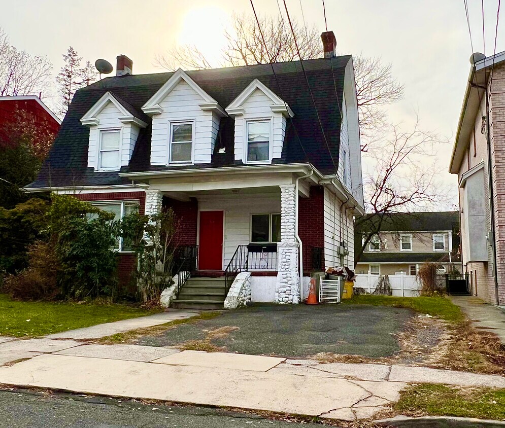 1st Floor & 1 parking - 34 E Harriet Ave