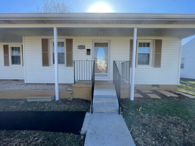 Building Photo - Renovated 2 Bedroom Home for Rent in Kingsport TN | Modern Kitchen