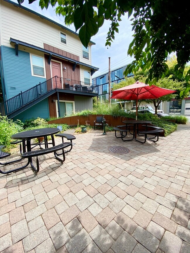 Garden/eating space - 4305 SE Division St