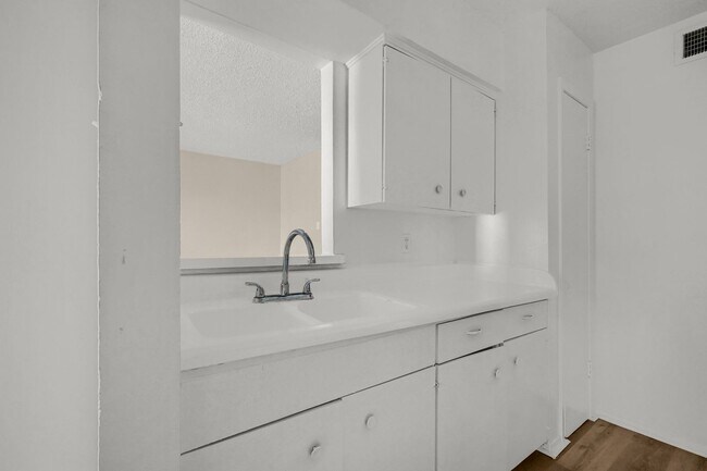 Interior Photo - Hickory