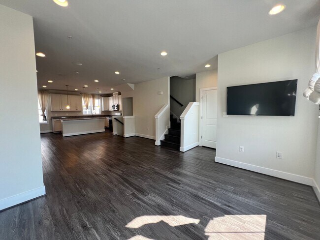 Foto del edificio - Spacious 4 BR/4.5 BA Townhome in Wheaton-Glenmont!