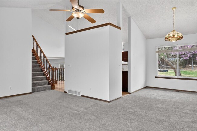 Foto del edificio - 4BR/4BA Updated Home with Finished Basement Suite & Landscaped Yard