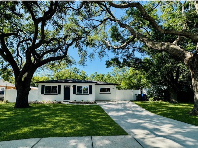 Foto del edificio - Completely Renovated Home