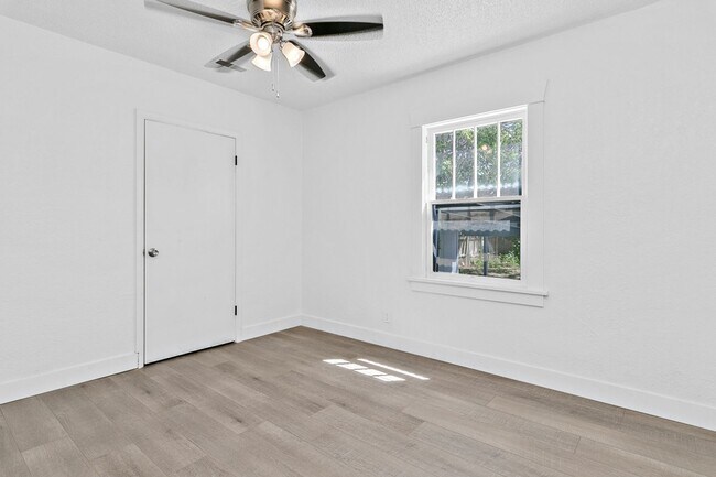 Foto del edificio - 1 bedroom 1 bathroom upstairs 4 plex unit available 05/18/2026