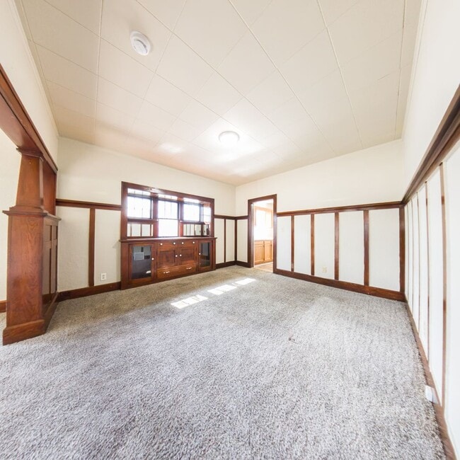 Building Photo - Spacious 3 Bedroom 1 Bathroom Home