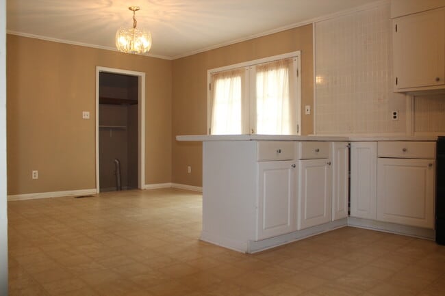 Building Photo - Ireland Dr. area