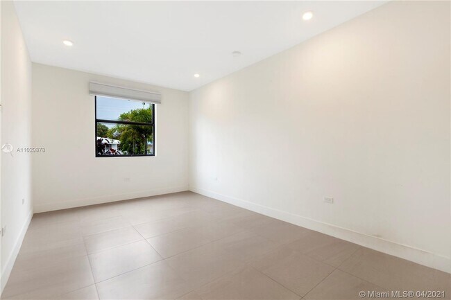 Building Photo - 2881 SW 34th Ave