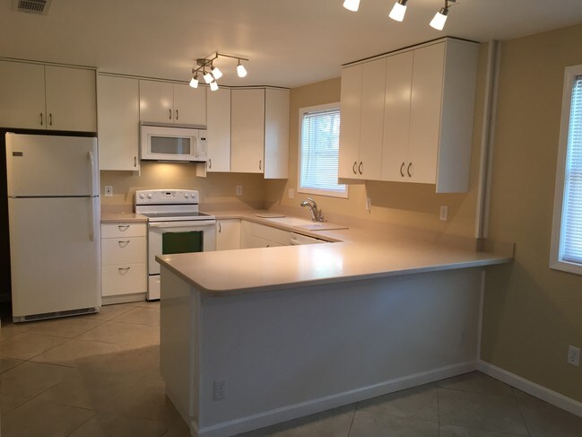 Foto del edificio - 2202 Fairway Villas Ln N