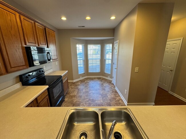 Foto del edificio - For Rent: Freshly Updated 3BR Townhome in ...