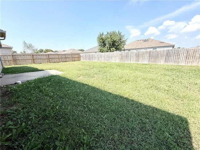 Building Photo - 868 NW Evans Cir