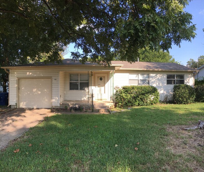 Building Photo - 2 WEEKS FREE RENT + $1,295 - Country living in the heart of Copperas Cove!