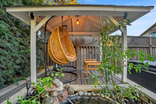 Foto del edificio - 5805 Silver Creek Valley Pl