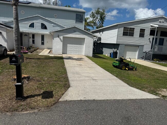 Building Photo - 7023 Oakwood Dr