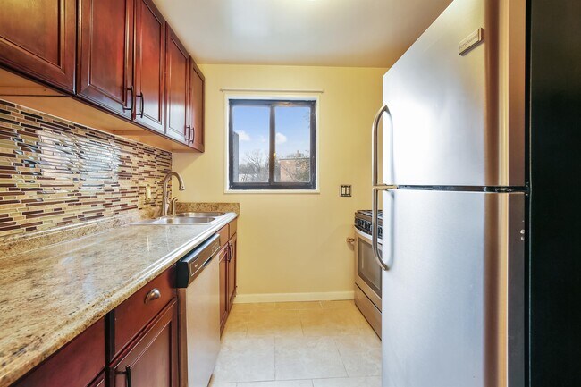 Foto del edificio - 7611 Maple Ave