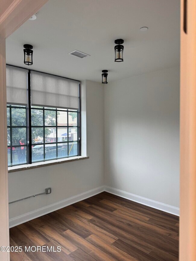 Building Photo - 179 Chelsea Ave
