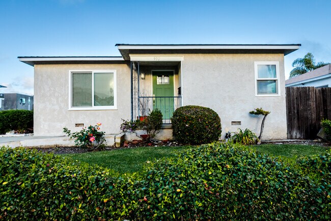 Building Photo - 902 S Averill Ave