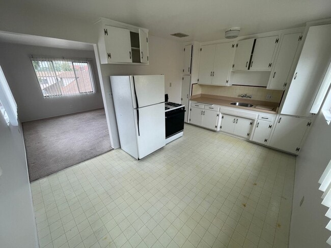 Building Photo - 2568-2568 Landis St