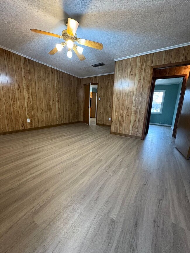 Foto del edificio - Beautiful 3 bedroom/1 bath home with Fireplace and Central HVAC!