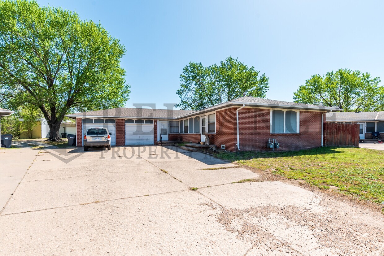 302 S Twin Pines Ave, Haysville, KS 67060 Townhome Rentals in