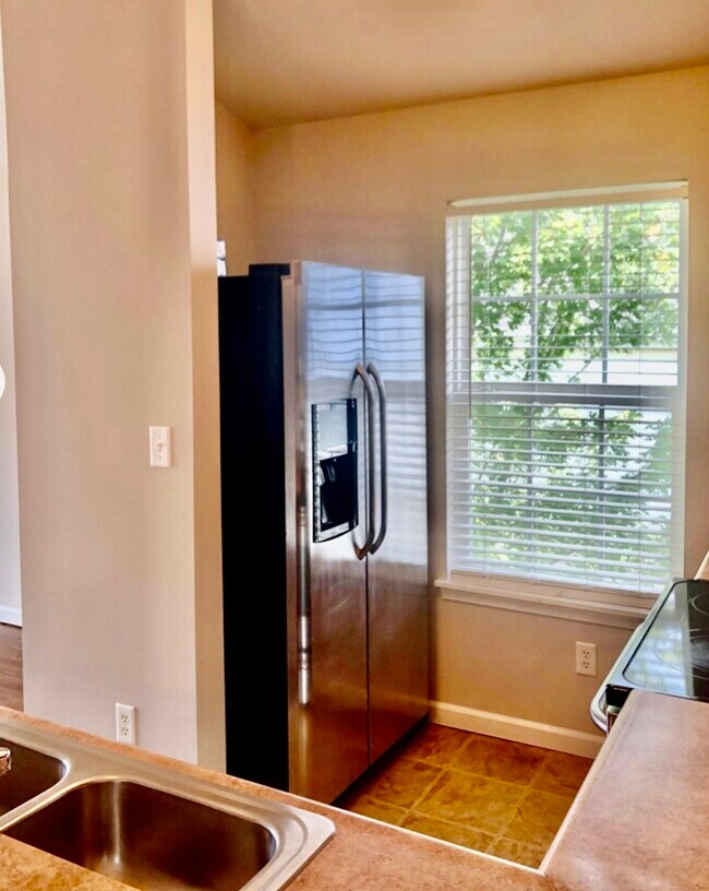 Side by side refrigerator with ice maker and filtered water dispenser. - 4302 Spring Creek Ln