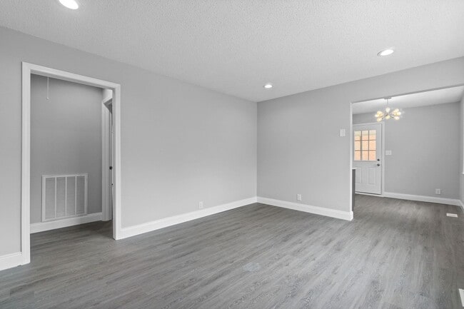 Building Photo - 3 Bedroom 2 Bath Renovated Pet Friendly Home For Rent!