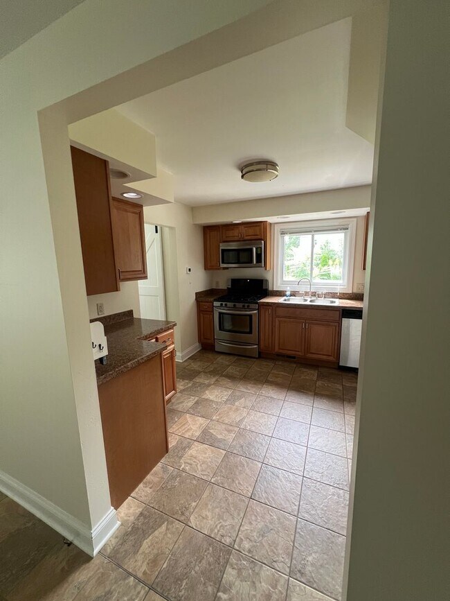 Foto del edificio - 3 Bed, 1.5 Bath Near U of R, Strong & Coll...