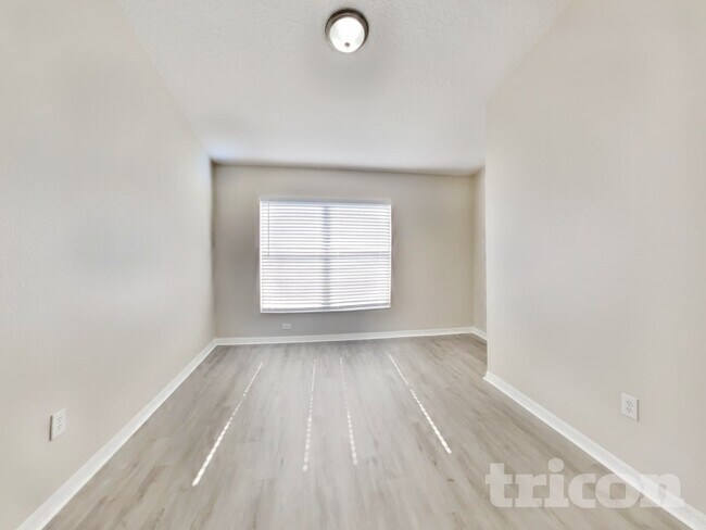 Foto del edificio - 6944 Crown Lake Dr
