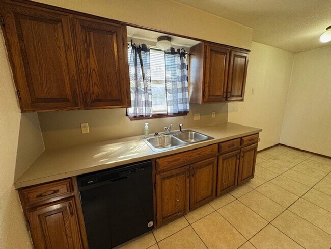 Foto del edificio - 2 bed one bath duplex in Mustang! Convenie...