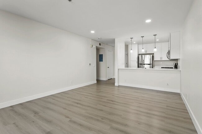 Building Photo - Newly Remodeled 1-Bed Condo in The Spectru...