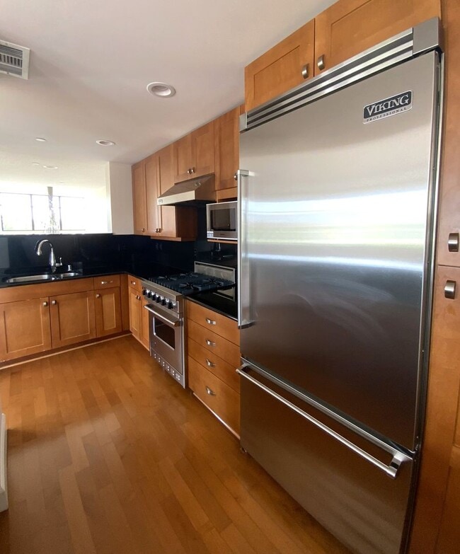 Building Photo - Modern Luxury Meets Prime Downtown Palo Al...
