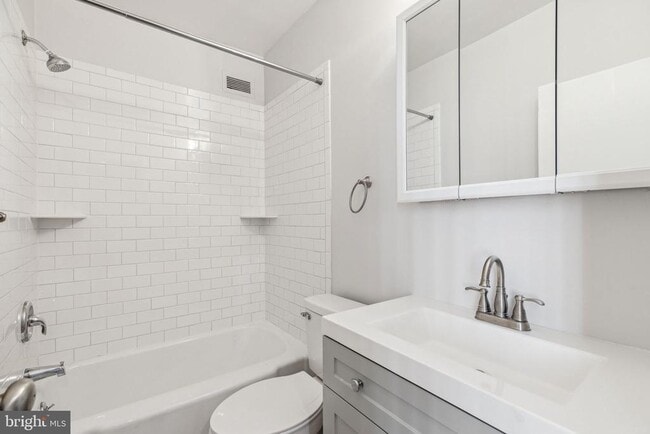 Building Photo - 135 S 19th St