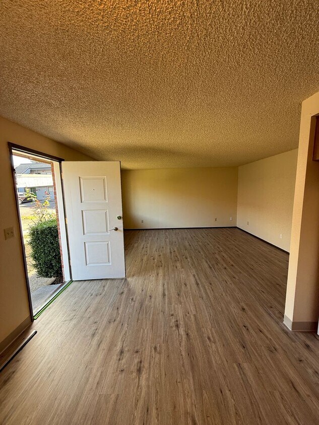 Foto principal - 2109 E 8th St