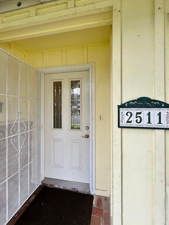 Building Photo - Centrally located Napa home on large lot
