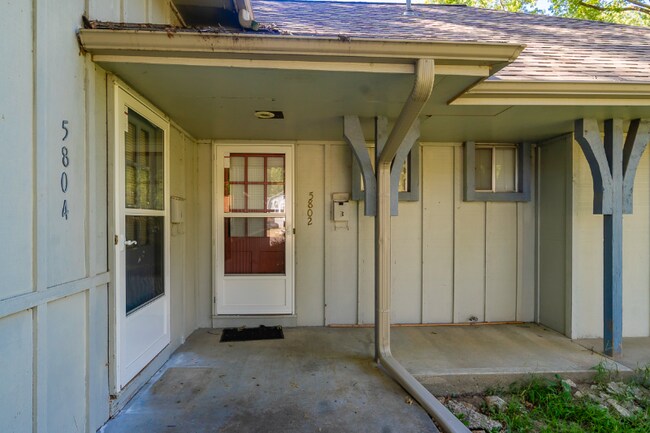 Building Photo - 5802 Larsen Ln