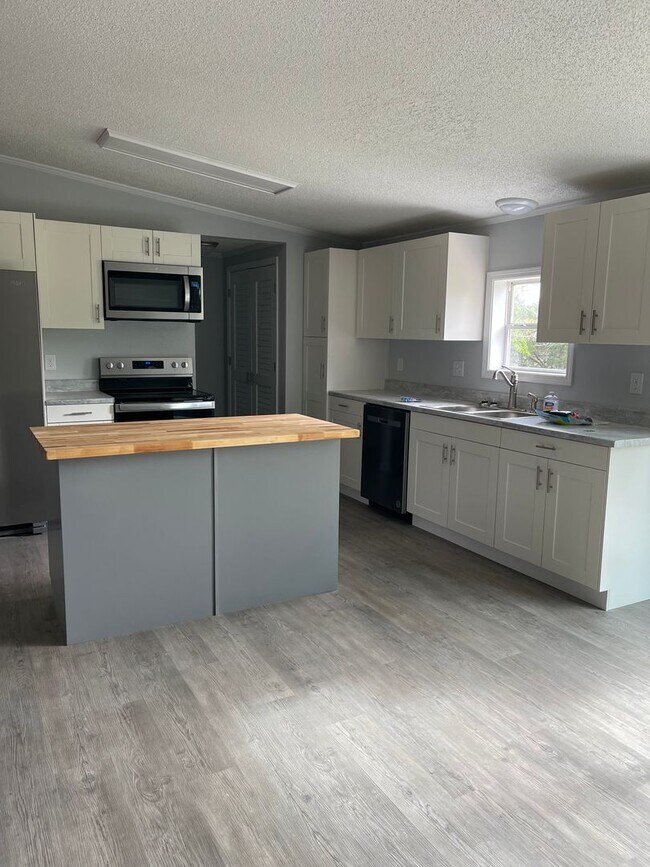 Building Photo - 3 BEDROOM 2 BATHROOM HOUSE FOR RENT