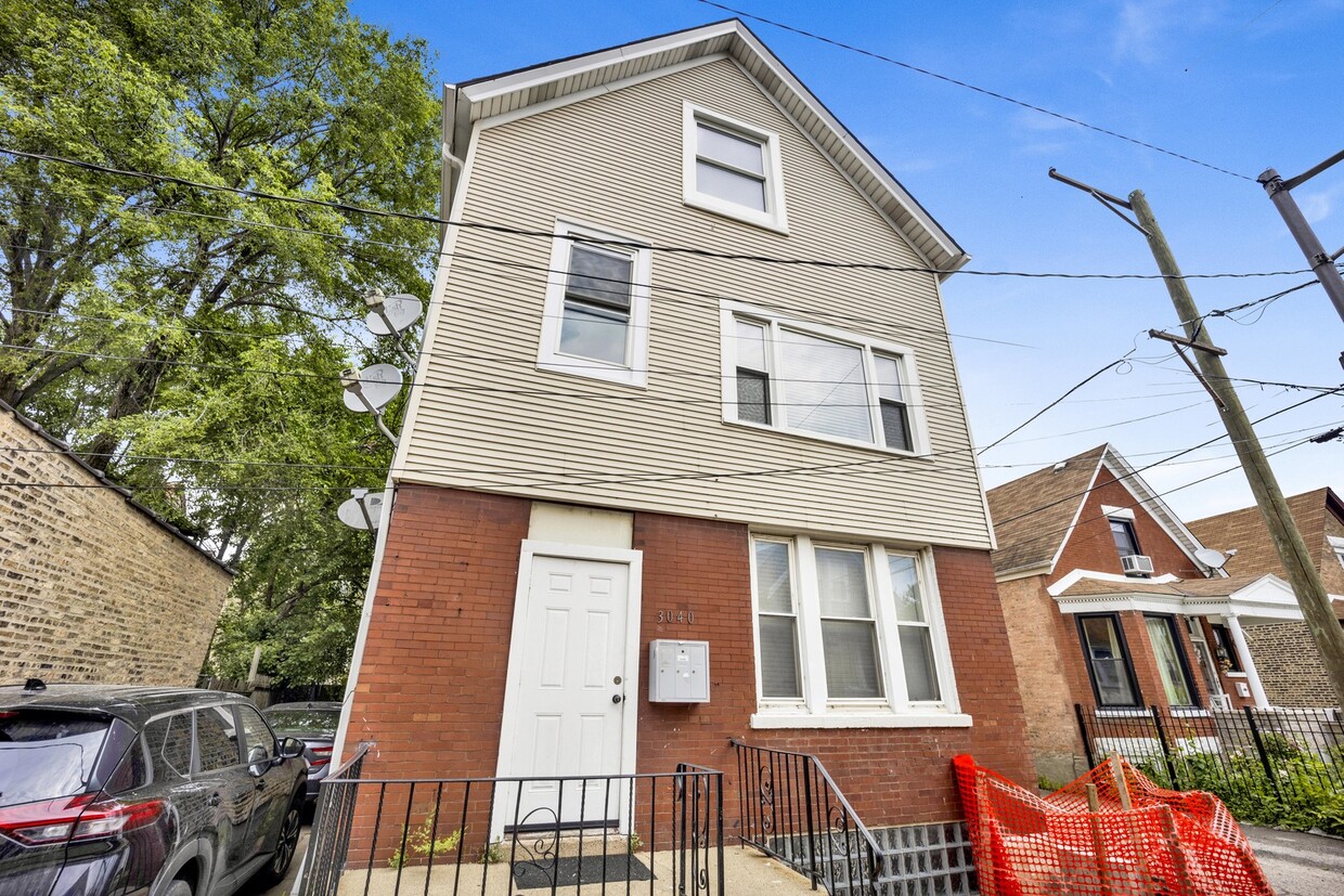 Primary Photo - 3040 W Medill Ave