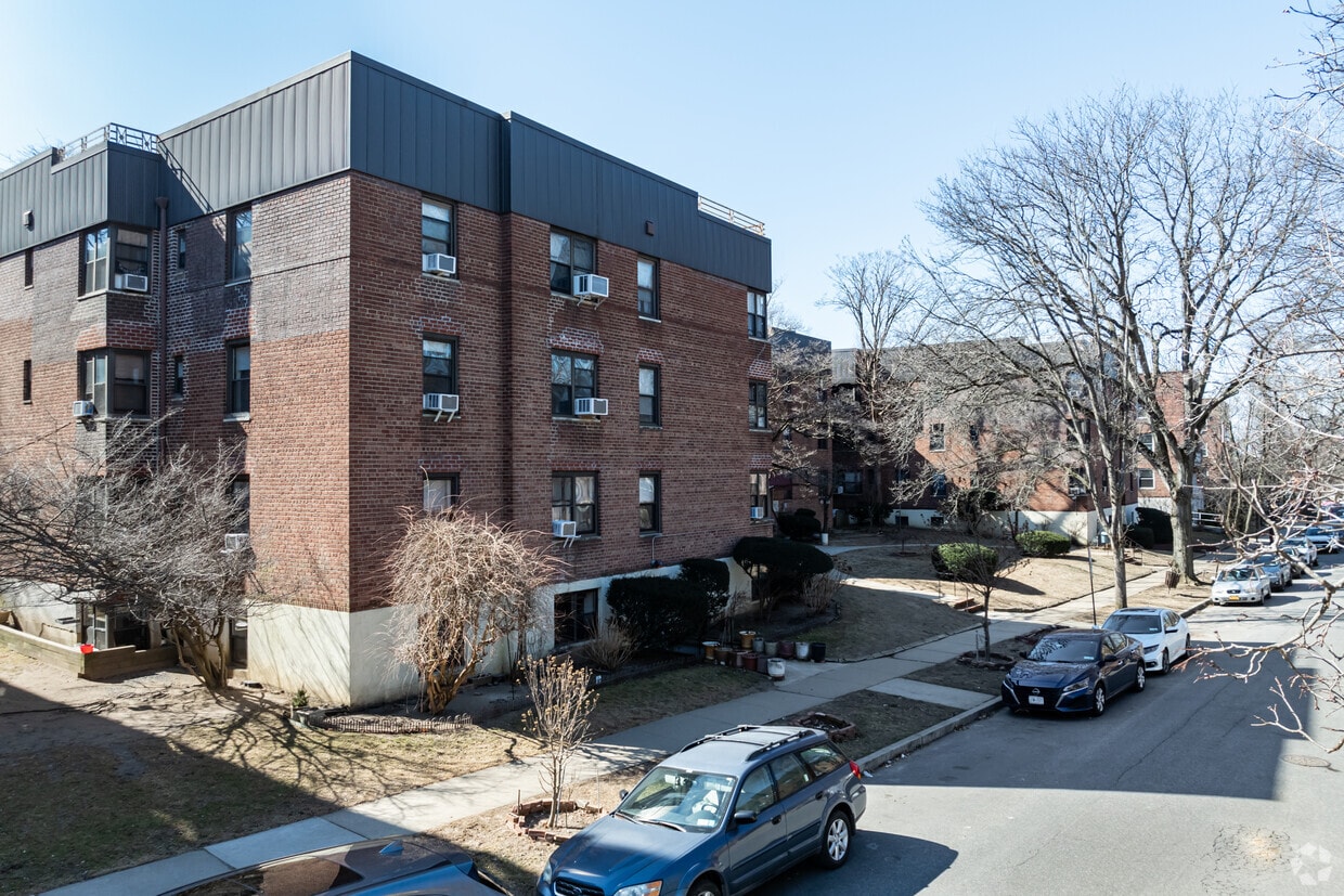 Foto del edificio - 46 Schenck Ave