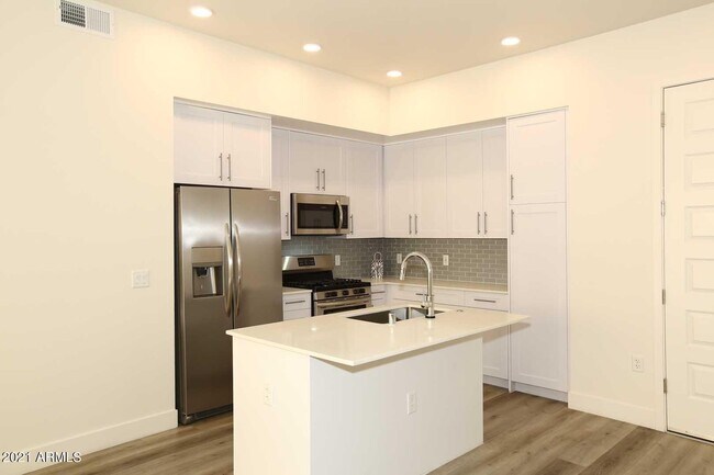 Foto del edificio - 7300 E EARLL Dr