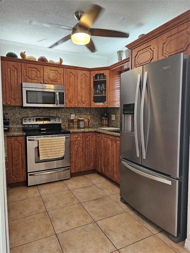 Foto del edificio - 6756 NW 182nd St