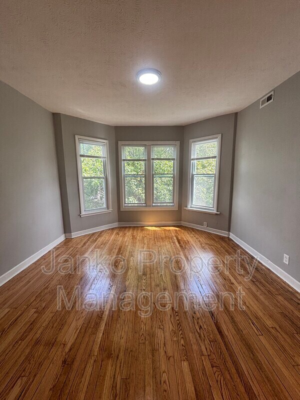 Foto del edificio - 7308 S Kenwood Ave