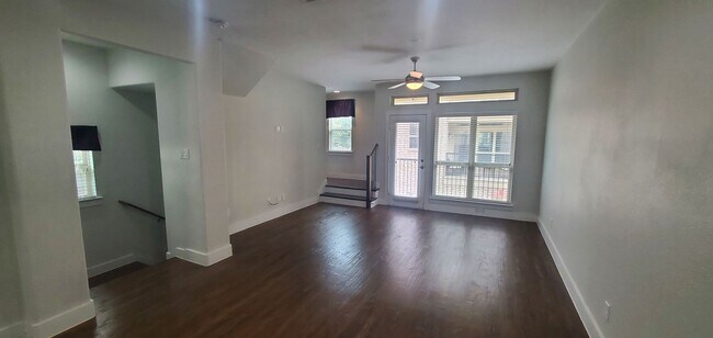 Foto del edificio - Energy Efficient Urban Townhome w/ Open Floorplan, Gourmet Kitchen, Rooftop Patio, & Exall Park N...
