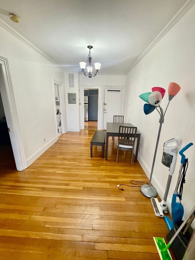 Building Photo - NEW LISTING!!!!   LAUNDRY IN-UNIT!  SPACIO...