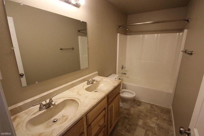 Building Photo - 3 br, 2 bath Triplex - 296 N Spruce Dr Apt B