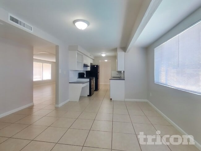 Building Photo - 3830 W Royal Palm Rd