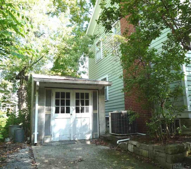 Building Photo - 707 E University St