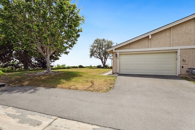 Building Photo - Beautiful Ocean & Golfcourse View!